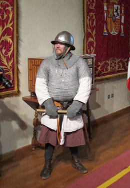 Un Actor Representa A Un Soldado Medieval Durante La Presentación De La Jornada