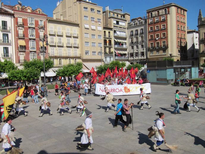Imagen De La Manifestación Llegando A La Plaza Del Castillo.
