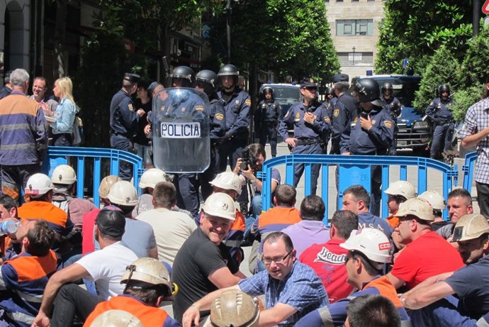 Mineros Sentados Frente A Los Antidisturbios