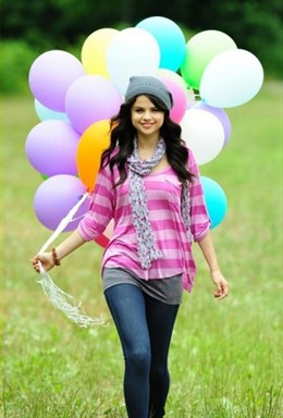 Selena Gomez presenta su colección de ropa 'Dream Out Loud'