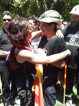 Abrazo A Un Minero Participante En La 'Marcha Negra'