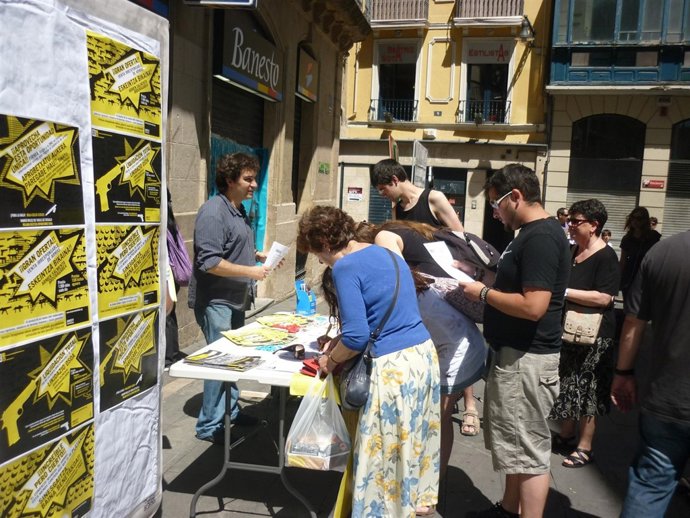 Amnistía Internacional Recogiendo Firmas En Pamplona.