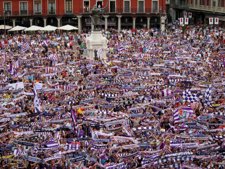 La Plaza Mayor De Valladolid Abarrotada Por Los Seguidores Del Equipo.