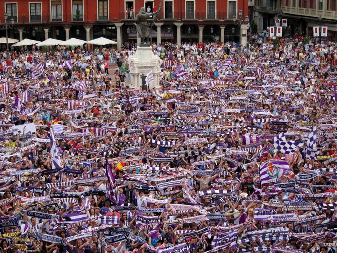 La Plaza Mayor De Valladolid Abarrotada Por Los Seguidores Del Equipo.