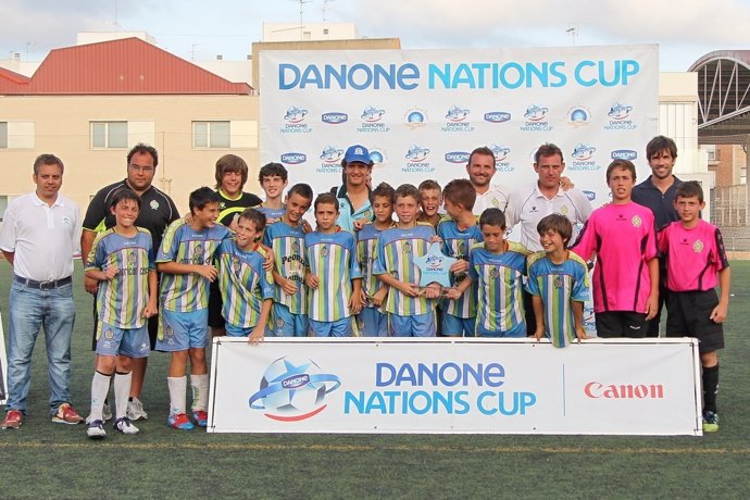 David Albelda Entrega El Premio Al Kelme En La Danone Nations Cup