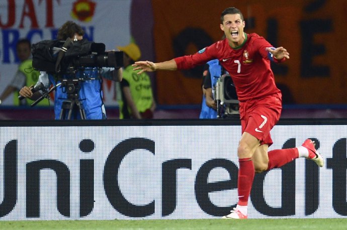 Cristiano Celebra El Segundo Gol Ante Holanda