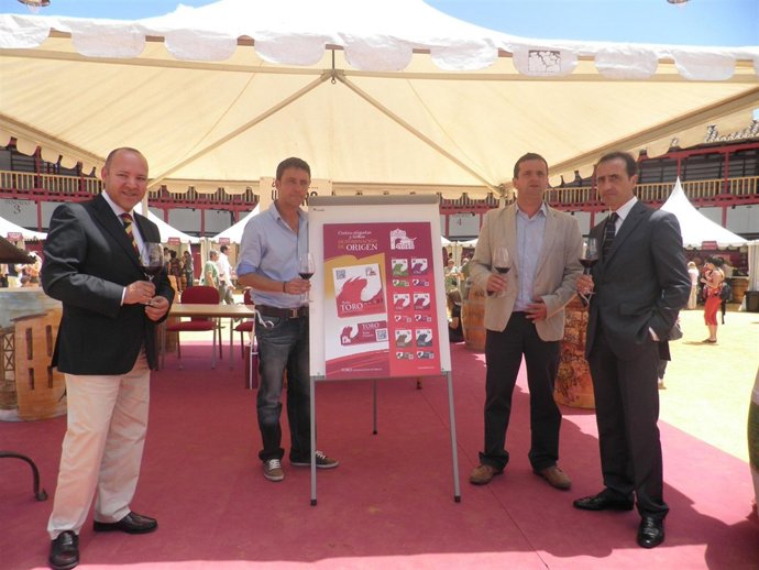 Representantes De La  Diputación, Consejo Regular Y El Autor Del Diseño.