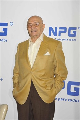 Posado de Tony Leblanc como imagen de NPG, empresa de tecnología 