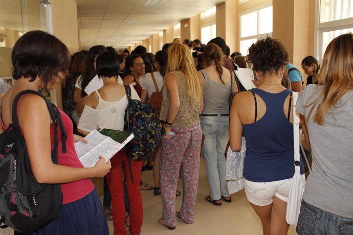 Alumnos Repasan Antes De Selectividad En La Universidad Pablo De Olavide