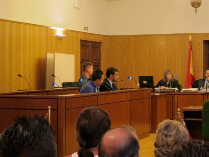 El acusado, a la izquierda, junto a su abogado durante el juicio celebrado hoy.