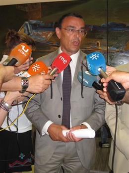 El Presidente De La Diputación Provincial, Ignacio Caraballo, Ante Los Medios.