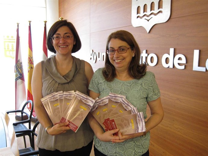 Montes Y Fernández, Con Los Folletos De La Programación