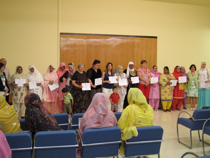 Bravo Y Algunas De Las Participantes En El Curso, Con Su Diploma