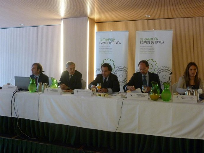 El Vicepresidente De La CEOE, Javier Ferrer, Segundo Por La Izquierda.