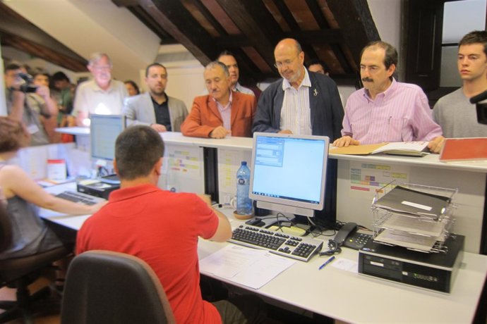 Sindicatos Y La Plataforma Prou Retallades En El Parlament