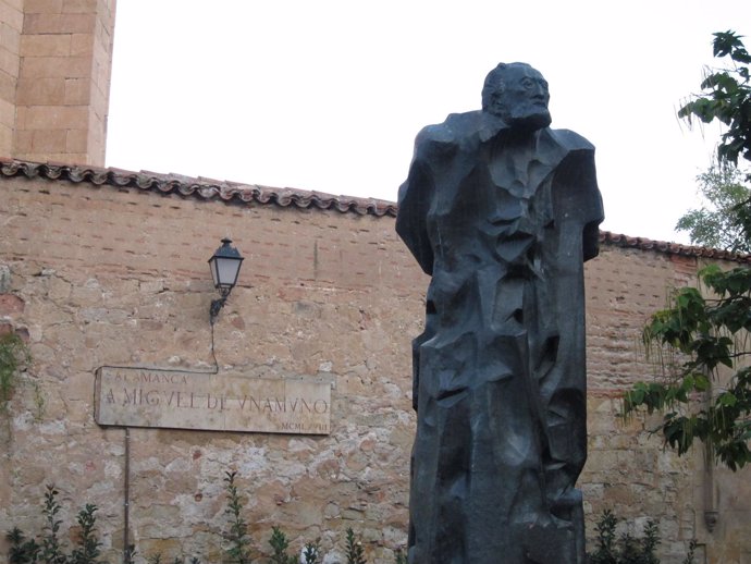 Escultura De Miguel De Unamuno En Salamanca