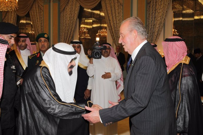 Don Juan Carlos Presenta Sus Condolencias Al Rey Abdulá