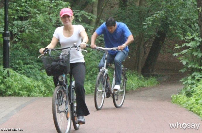 Shakira monta en bicicleta por Polonia 