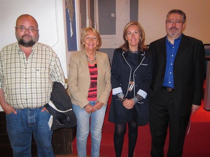 Pilar Fernández Pardo, Segunda Por La Derecha