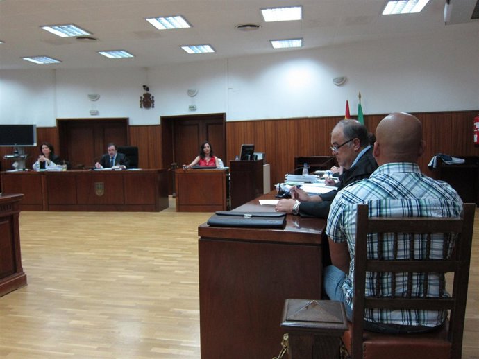 El Acusado De Degollar A Su Mujer En La Torrecilla (De Espaldas)