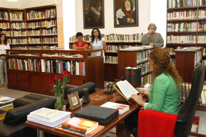 La Consejera De Cultura De Lanzarote Inicia La Lectura Continuada
