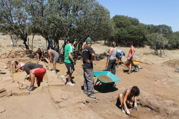 Excavaciones En El Castillón, En Santa Eulalia De Tábara (Zamora)