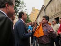 Diego discute con extrabajadores de Papelera del Besaya, a los que asegura que "se están buscando soluciones"