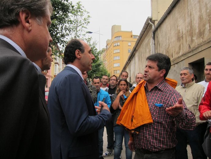 Diego Discute Con Los Extrabajadores De Papelera Frente Al Parlamento