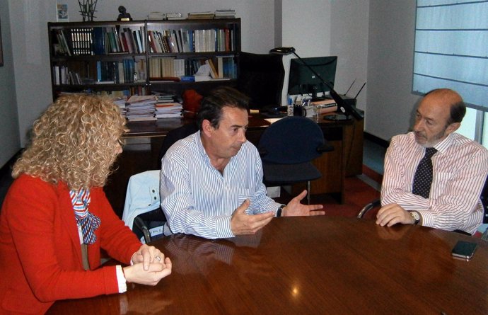 Pérez Rubalcaba Y Díaz Tezanos Con Representantes De ADICAE   