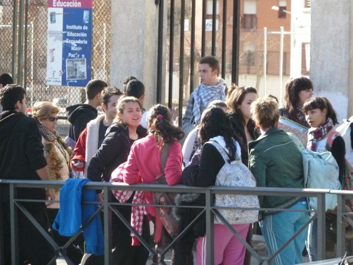 Adolescentes en la aentrada del  instituto