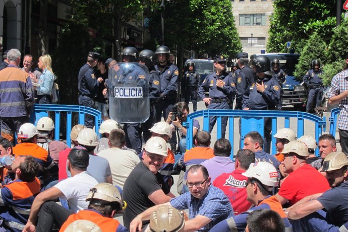 Mineros Sentados Frente A Los Antidisturbios