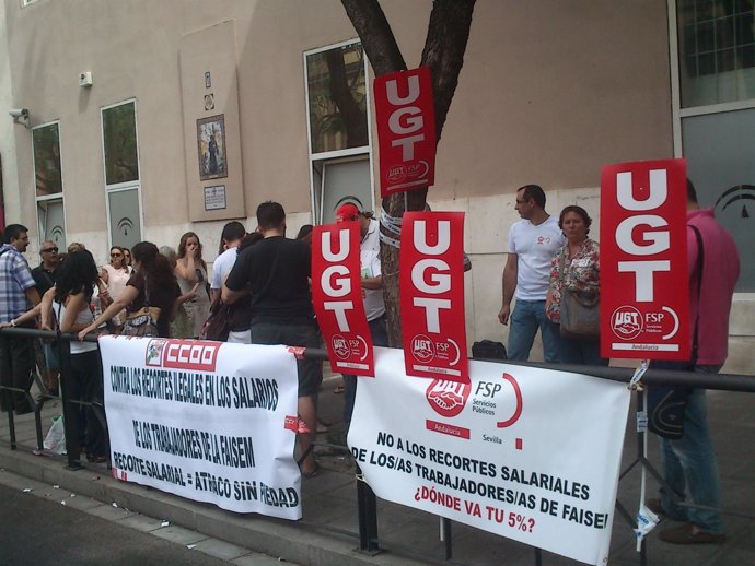 Trabajadores De FAISEM Protestan Contra Los Recortes De La Junta