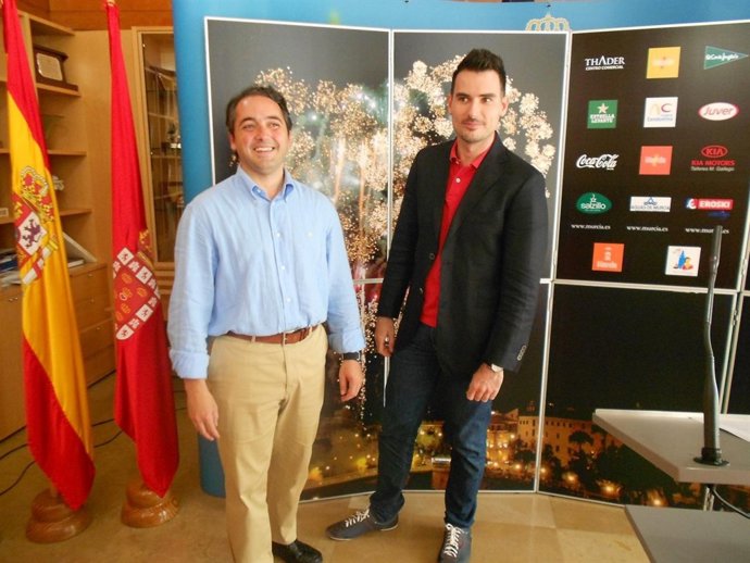 Concejal Gómez Y El Guitarrista Carlos Piñana