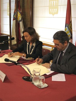 Gamarra Y Burgos Firman El Convenio Sobre El Transporte