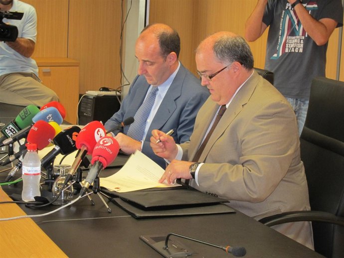 Ulloa Y De Rosa, En La Firma Del Convenio De La Oficina De Presentaciones