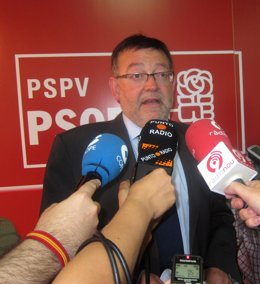 El Secretario General De PSPV, Ximo Puig, Atiende A Los Periodistas.