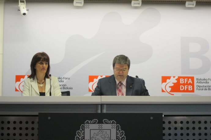 Los Diputados Vizcaínos Itziar Garamendi Y Juan María Aburto