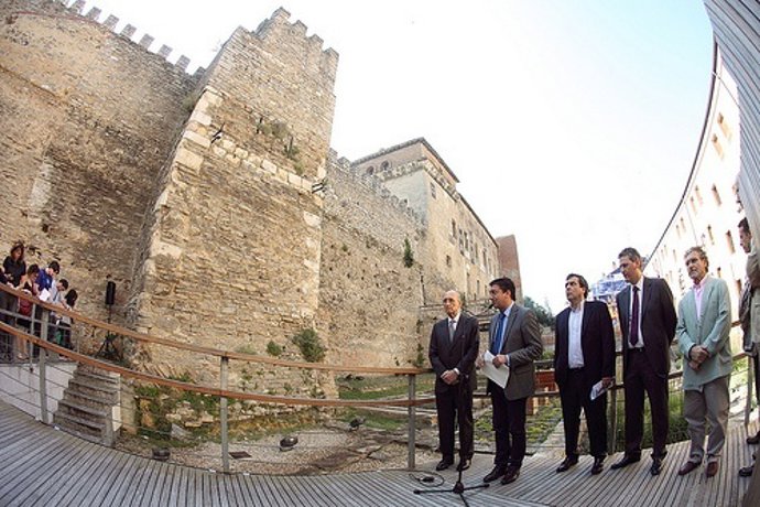 Representantes Institucionales Frente A La Muralla Medieval.