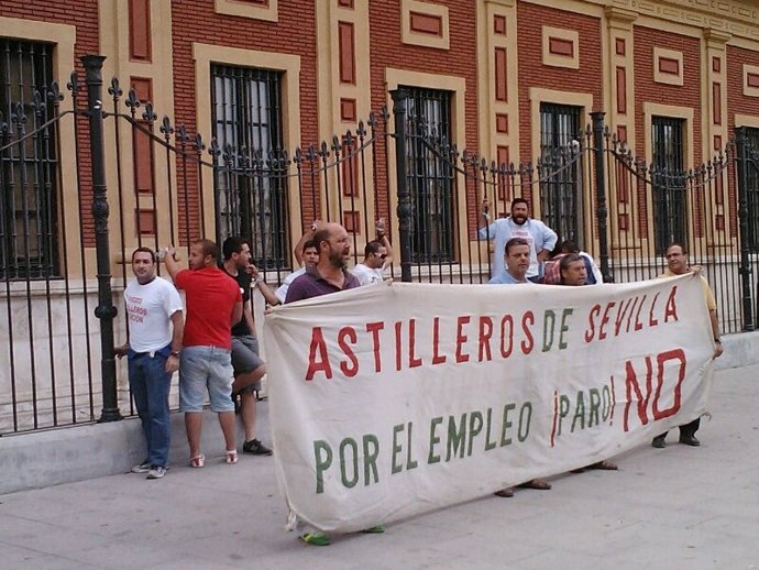 Trabajadores De Astilleros Encadenados En La Puerta De San Telmo