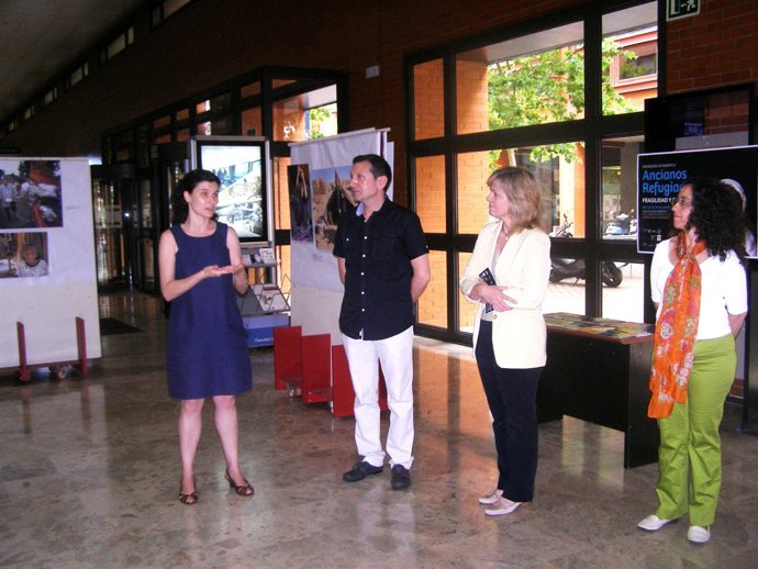 Durante La Inauguraciómn De Una Muestra De Acnur    