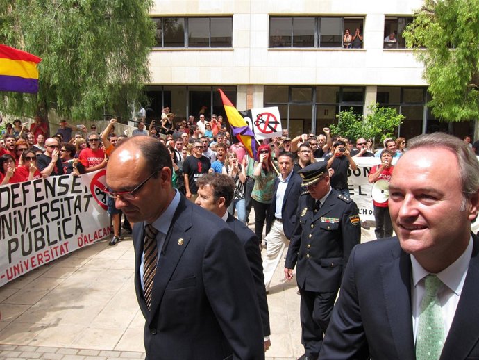 Alberto Fabra Junto A Manuel Palomar, A Su Llegada Al Paraninfo
