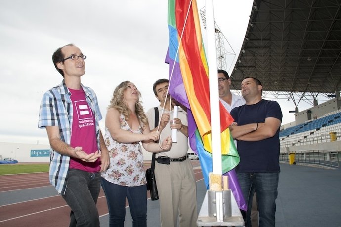 Izada De Bandera Con Motivo Del Día Internacional Contra La Lgtbfobia. 