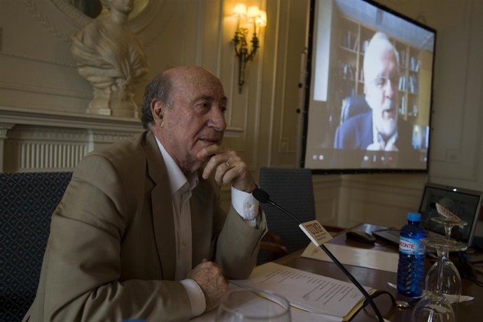 Peridis, En Primer Término, Y Borges Al Fondo, Por Videoconferencia