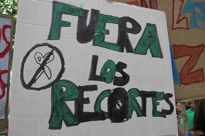 Pancarta En Contra De Los Recortes De Educación