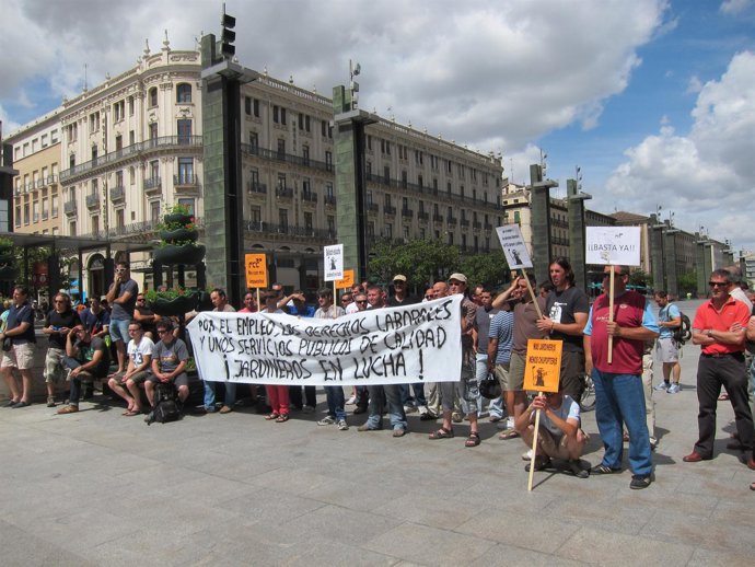 Trabajadores De FCC En Asamblea En La Plaza Del Pilar