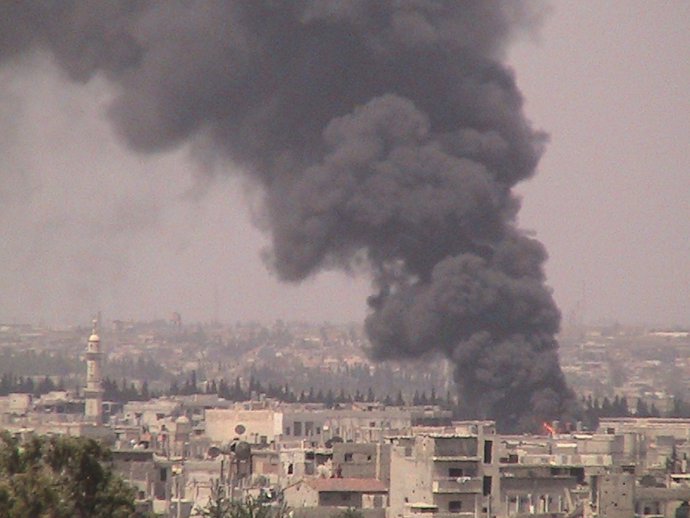 Una gran columna de humo se eleva en la Ciudad siria de Homs