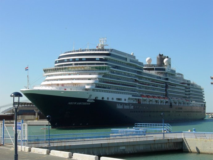 El Buque De Crucero Nieuw Amsterdam En El Puerto De Málaga