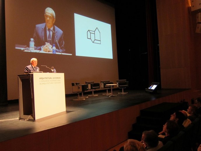 Carlos Solchaga En El II Congreso Internacional De Arquitectura Y Sociedad.