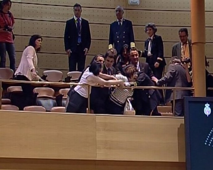 Desalojan a las mujeres de los mineros del Senado