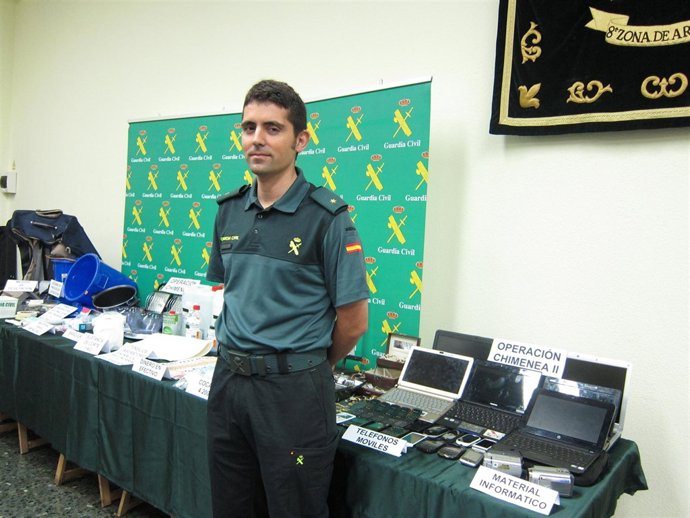 El Alférez Rubén Calle Junto A Los Efectos Intervenidos En Operación 'Chimenea'